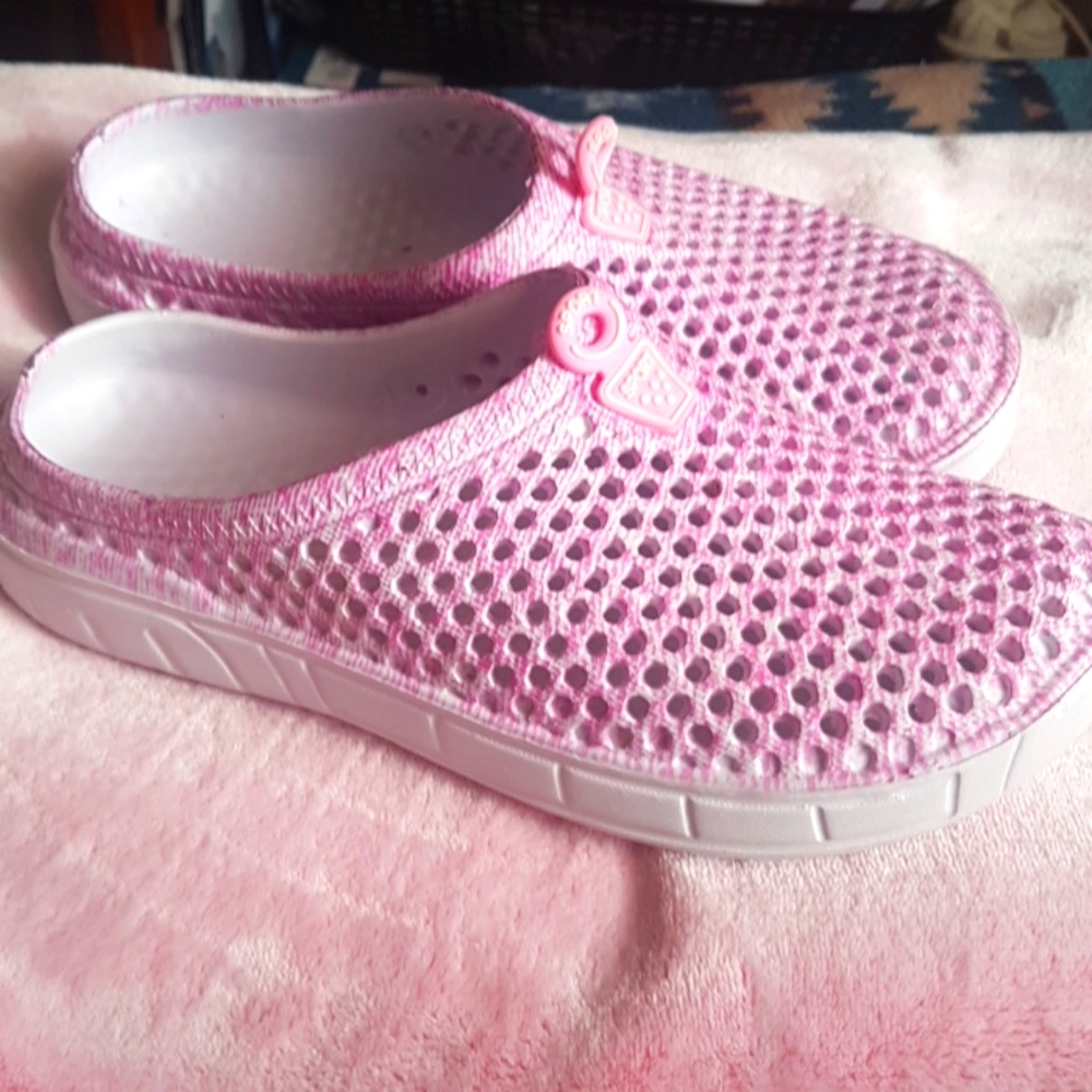 Sandles croc style